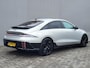 Hyundai Ioniq 6 First Edition AWD 77.4 kWh Automaat / 100% SOH / Origineel NL Auto / tot 04-2009 Fabrieksgarantie / Allseason banden / Schuifkanteldak / 360° camera / Navigatie / Headup Display / Android Auto / Apple Carplay / BOSE audio / Stuur-, voorstoel- en achterbankverwarming /