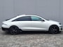 Hyundai Ioniq 6 First Edition AWD 77.4 kWh Automaat / 100% SOH / Origineel NL Auto / tot 04-2009 Fabrieksgarantie / Allseason banden / Schuifkanteldak / 360° camera / Navigatie / Headup Display / Android Auto / Apple Carplay / BOSE audio / Stuur-, voorstoel- en achterbankverwarming /