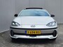 Hyundai Ioniq 6 First Edition AWD 77.4 kWh Automaat / 100% SOH / Origineel NL Auto / tot 04-2009 Fabrieksgarantie / Allseason banden / Schuifkanteldak / 360° camera / Navigatie / Headup Display / Android Auto / Apple Carplay / BOSE audio / Stuur-, voorstoel- en achterbankverwarming /