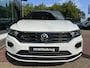 Volkswagen T-Roc 1.5 TSI 150pk DSG R-Line / Zwart Dak / 19" Suzuka / Virtual Cockpit / Stoelverwarming / LED / Trekhaak / Camera / Keyless / Alarm / Sport Comfort Stoelen / Dode Hoek