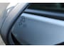 Opel Crossland 1.2-110pk Turbo 'Elegance'. Mooie en luxe hoogzitter met weinig km's ! Volautm. airco dual, cruise control, camera, comfortstoelen, metallic lak,  LM wielen, navigatie, telefoonvoorb., lane- en side assist, parkeersensoren v+a,  LED verlichting  etc.