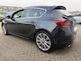 Opel Astra 1.4 Turbo Color Edition met parkeersensoren en navigatie en bluetooth telefoon / media en airco
