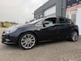 Opel Astra 1.4 Turbo Color Edition met parkeersensoren en navigatie en bluetooth telefoon / media en airco