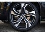 Volvo XC90 2.0 T8 Recharge AWD Ultimate Dark | Long Range | Luchtvering | 22" | Trekhaak | Bowers & Wilkins | Adaptieve Cruise Control | Panoramisch schuif/kanteldak | 360° Camera | Head-Up Display | Geventileerde/Massagestoelen |