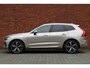 Volvo XC60 T8 Plug-in hybrid AWD Ultra Bright | Luchtvering | Trekhaak | Verwarmbare voorstoelen | Verwarmbaar stuurwiel | Massagefunctie voorstoelen | Verwarmbare achterbank | Premium audio by Bowers & Wilkins | Panoramadak | Rondom zichtcamera | 21 inch Lichtmetalen velgen | Alarmklasse 3