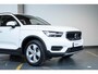 Volvo XC40 T2 Automaat Momentum | Stoelverwarming | Navigatie | Parkeersensoren voor + achter | Parkeercamera | Verwarmbaar stuurwiel | 23.126km! | Apple carplay/Android auto | Volvo on Call