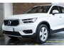 Volvo XC40 T2 Automaat Momentum | Stoelverwarming | Navigatie | Parkeersensoren voor + achter | Parkeercamera | Verwarmbaar stuurwiel | 23.126km! | Apple carplay/Android auto | Volvo on Call