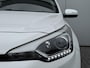 Hyundai i20 1.2 HP i-Motion Premium Glazen schuif-kanteldak / Dealer onderhouden / Vierseizoensbanden / Climate Control / Cruise Control / Licht en Regensensor/  Pakeersensoren voor + achter
