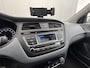 Hyundai i20 1.2 HP i-Motion Premium Glazen schuif-kanteldak / Dealer onderhouden / Vierseizoensbanden / Climate Control / Cruise Control / Licht en Regensensor/  Pakeersensoren voor + achter