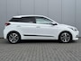 Hyundai i20 1.2 HP i-Motion Premium Glazen schuif-kanteldak / Dealer onderhouden / Vierseizoensbanden / Climate Control / Cruise Control / Licht en Regensensor/  Pakeersensoren voor + achter