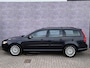 Volvo V70 2.5T Momentum | 12 mnd BOVAG GARANTIE | Nederlandse auto | Stoelverwarming | Trekhaak | Leder | elektrisch bedienbare achterklep | 6 CD wisselaar |