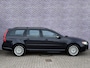 Volvo V70 2.5T Momentum | 12 mnd BOVAG GARANTIE | Nederlandse auto | Stoelverwarming | Trekhaak | Leder | elektrisch bedienbare achterklep | 6 CD wisselaar |