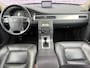 Volvo V70 2.5T Momentum | 12 mnd BOVAG GARANTIE | Nederlandse auto | Stoelverwarming | Trekhaak | Leder | elektrisch bedienbare achterklep | 6 CD wisselaar |