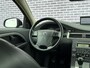 Volvo V70 2.5T Momentum | 12 mnd BOVAG GARANTIE | Nederlandse auto | Stoelverwarming | Trekhaak | Leder | elektrisch bedienbare achterklep | 6 CD wisselaar |