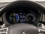 Mitsubishi Outlander 2.4 PHEV Deluxe 240Pk Automaat (SCHUIFDAK, APPLE CARPLAY, NAVIGATIE, LEDER, STUUR/STOELVERWARMING, ELEK SPORTSTOELEN, 360 CAMERA, ADAPTIVE CRUISE, TREKHAAK, ZWART HEMEL, NIEUWSTAAT)