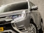 Mitsubishi Outlander 2.4 PHEV Deluxe 240Pk Automaat (SCHUIFDAK, APPLE CARPLAY, NAVIGATIE, LEDER, STUUR/STOELVERWARMING, ELEK SPORTSTOELEN, 360 CAMERA, ADAPTIVE CRUISE, TREKHAAK, ZWART HEMEL, NIEUWSTAAT)