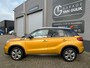 Suzuki Vitara 1.0 111PK TwoTone,Navi,Clima,Cruise,Isofix,Stoelverw,ElektrRamenV+A,Stuurbed,LED,Bluetooth,Dakrail,Camera,Lmv,
