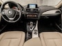 BMW 1-Serie 116i Luxury Automaat (4 CILINDER, LOGISCH NAP, NAVIGATIE, DEALER ONDERHOUDEN, XENON, LEDEREN SPORTSTOELEN, CRUISE, PARKEERSENSOREN, NIEUWSTAAT)