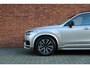 Volvo XC90 T8 Plug-in hybrid AWD Ultra Dark | Verwarmde, Geventileerde en Masserende Voorstoelen | Luchtvering | Panoramisch Schuif-/Kanteldak | Semi-Elektrische Trekhaak | 360º Camera | Gelamineerd en Getint Glas Achter| Bowers & Wilkins |