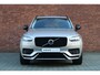 Volvo XC90 T8 Plug-in hybrid AWD Ultra Dark | Verwarmde, Geventileerde en Masserende Voorstoelen | Luchtvering | Panoramisch Schuif-/Kanteldak | Semi-Elektrische Trekhaak | 360º Camera | Gelamineerd en Getint Glas Achter| Bowers & Wilkins |