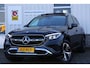 Mercedes-Benz GLC 300e 4MATIC Plug in hybride PHEV*Perfect MB Onderh.*1ste Eig.*BTW*Luchtvering/Pano/Elek. Trekhaak/ACC/Stoelverw./Stuurverw./Dodehoek/LED/Camera/Apple Carplay-Android/Parkeersens.V+A/18 inch LM*