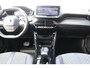 Peugeot 2008 1.2 HYBRID 136PK ALLURE AUTOMAAT / NAVI / LEDER / CLIMA / LED / PDC / 17" LMV / KEYLESS  / 360° CAMERA / ADAPT. CRUISECONTROL / 1E EIGENAAR / NIEUWSTAAT !!