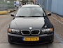 BMW 3-Serie Touring 318i Clima, Lichtmetalen velgen, Radio Bij de verkoop van gebruikte voertuigen door CD-Cars wordt geen standaard garantie verstrekt. De koper aanvaardt het voertuig in de staat waarin het zich bevindt op het moment van aankoop