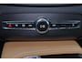 Volvo XC90 T8 Recharge AWD Ultra Bright - LONG RANGE - Panorama/schuifdak - IntelliSafe Assist & Surround - 360º Camera - Harman/Kardon audio - Adaptieve LED koplampen - Verwarmde voorstoelen, stuur & achterbank - Parkeersensoren voor & achter - Elektr. bedienb. voorstoelen met geheugen - Head up display - Draadloze tel. lader - Extra getint glas - Elektr. inklapbare trekhaak - 21' LMV