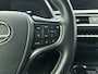 Lexus UX 250h Business Line | Apple Carplay/ Android Auto | Stuur- en Stoelverwarming | Parkeersensoren voor+achter |