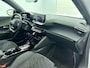 Peugeot e-2008 EV GT First Edition 54 kWh 156pk Automaat | 1ste Eigenaar | Afneembare Trekhaak | Elektrisch Verstelbare Bestuurdersstoel | Alcantara/Kunstlederen Bekleding | Navigatie | Climate Control | Cruise Control | Achteruitrijcamera | Parkeersensoren Achter | LED Koplampen | 17" Lichtmetalen Velgen | Apple Carplay/Android Auto |