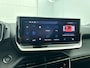 Peugeot e-2008 EV GT First Edition 54 kWh 156pk Automaat | 1ste Eigenaar | Afneembare Trekhaak | Elektrisch Verstelbare Bestuurdersstoel | Alcantara/Kunstlederen Bekleding | Navigatie | Climate Control | Cruise Control | Achteruitrijcamera | Parkeersensoren Achter | LED Koplampen | 17" Lichtmetalen Velgen | Apple Carplay/Android Auto |