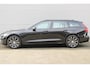 Volvo V60 2.0 T6 Plug-in hybrid AWD Plus Dark | Lichtmetalen Velgen 6-Spaaks 19" | Lederen Bekleding | Rondomzicht Camera | Trekhaak Elektrisch Uitklapbaar | Verwarmbare Voorruit | Premium Audio by Harman Kardon |  Elektrisch Verstelb. Bestuurdersstoel Met Geheugen | Electronic Climate Controle | Voorstoelen Verwarmd En Elektrische Lendesteunen |