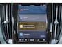 Volvo V60 T8 Recharge AWD Ultimate Dark - Panorama/schuifdak - IntelliSafe Assist & Surround - 360º Camera - Bowers & Wilkins audio - Adaptieve LED koplampen - Verwarmde voorstoelen, stuur & achterbank - Parkeersensoren voor & achter - Elektr. bedienb. voorstoelen met geheugen - Head up display - 19' LMV