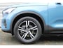 Volvo XC40 B4 Plus Dark | Verwarmbare Voorstoelen en Stuurwiel | Semi-Elektrische Trekhaak | Verwarmbare Voorruit | Premium Audio by Harman Kardon | Adaptieve Cruise Control | Park Assist