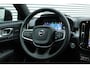 Volvo XC40 B4 Plus Dark | Verwarmbare Voorstoelen en Stuurwiel | Semi-Elektrische Trekhaak | Verwarmbare Voorruit | Premium Audio by Harman Kardon | Adaptieve Cruise Control | Park Assist
