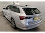 Skoda Octavia Combi 1.5 TSI 150 PK First Edition Navigatie Keyless Carplay Stoelverwarming ACC Dab Led Matrix Parkeersensoren v+a 18 Inch Velgen Getint Glas NL Auto