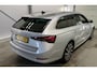 Skoda Octavia Combi 1.5 TSI 150 PK First Edition Navigatie Keyless Carplay Stoelverwarming ACC Dab Led Matrix Parkeersensoren v+a 18 Inch Velgen Getint Glas NL Auto