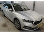 Skoda Octavia Combi 1.5 TSI 150 PK First Edition Navigatie Keyless Carplay Stoelverwarming ACC Dab Led Matrix Parkeersensoren v+a 18 Inch Velgen Getint Glas NL Auto