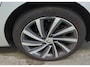 Skoda Octavia Combi 1.5 TSI 150 PK First Edition Navigatie Keyless Carplay Stoelverwarming ACC Dab Led Matrix Parkeersensoren v+a 18 Inch Velgen Getint Glas NL Auto
