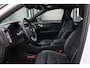 Volvo EX40 Single Motor Extended Range Ultra 82 kWh | Verwarmbare voorstoelen | Verwarmbaar stuurwiel | Panoramadak | Premium audio by Harman Kardon | Rondom zichtcamera | 19 inch Lichtmetalen velgen | Semi elektrische trekhaak