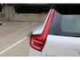 Volvo EX40 Single Motor Extended Range Ultra 82 kWh | Verwarmbare voorstoelen | Verwarmbaar stuurwiel | Panoramadak | Premium audio by Harman Kardon | Rondom zichtcamera | 19 inch Lichtmetalen velgen | Semi elektrische trekhaak