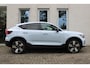 Volvo C40 Recharge Twin Ultimate 82 kWh | Glazen dak | Semi Elek. Trekhaak | 360° camera | Kunstlederen bekleding | Blind Spot | Extra getint glas | Verwarmbare voorstoelen | Verwarmbaar stuurwiel | Harman Kardon audio | 20'' Lichtmetalen velgen | Alarmklasse 3 | Google Maps Navigatie |