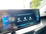 Peugeot e-2008 EV 50kWh 136pk Allure Pack | camera, parkeersensoren, navigatie, dab, 17 inch velgen, apple, android, keyless, climate- en cruise control