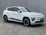 Hyundai Kona Electric Comfort Smart 65.4 kWh / Trekhaak (750Kg) / All-season banden / Navigatie / Camera / Apple Carplay/Android Auto / Stuur- en stoelverwarming