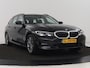 BMW 3-Serie 330e Sport Line | Stoelverwarming | Carplay | Sportstoelen | Half leder | Camera | Navigatie | Live Cockpit | DAB | Full LED | Park Assist | Navigatie | Climate control | PHEV | Plug In