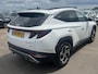 Hyundai Tucson 1.6 T-GDI PHEV Premium Sky Edition 4WD Hyundai Tucson 1.6 T-GDI PHEV Premium Sky 4WD Schuif/kanteldak, Navigatie, Stoelverwarming, Parkeersensoren voor + Achter, Dodehoekdetectie, Climate control, BTW-Auto
