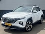 Hyundai Tucson 1.6 T-GDI PHEV Premium Sky Edition 4WD Hyundai Tucson 1.6 T-GDI PHEV Premium Sky 4WD Schuif/kanteldak, Navigatie, Stoelverwarming, Parkeersensoren voor + Achter, Dodehoekdetectie, Climate control, BTW-Auto