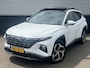 Hyundai Tucson 1.6 T-GDI PHEV Premium Sky Edition 4WD Hyundai Tucson 1.6 T-GDI PHEV Premium Sky 4WD Schuif/kanteldak, Navigatie, Stoelverwarming, Parkeersensoren voor + Achter, Dodehoekdetectie, Climate control, BTW-Auto