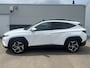 Hyundai Tucson 1.6 T-GDI PHEV Premium Sky Edition 4WD Hyundai Tucson 1.6 T-GDI PHEV Premium Sky 4WD Schuif/kanteldak, Navigatie, Stoelverwarming, Parkeersensoren voor + Achter, Dodehoekdetectie, Climate control, BTW-Auto