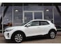 Kia Stonic 1.0 T-GDi 100PK AUTOMAAT DYNAMICLINE Navi Carplay | Trekhaak | Camera | Clima | Led | Adapt.Cruise | Stuur/stoelverw. | All Season | Wit Metallic |